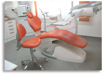 poltrona arancio nella sala operativa dello studio dentistico minutella di Bagheria